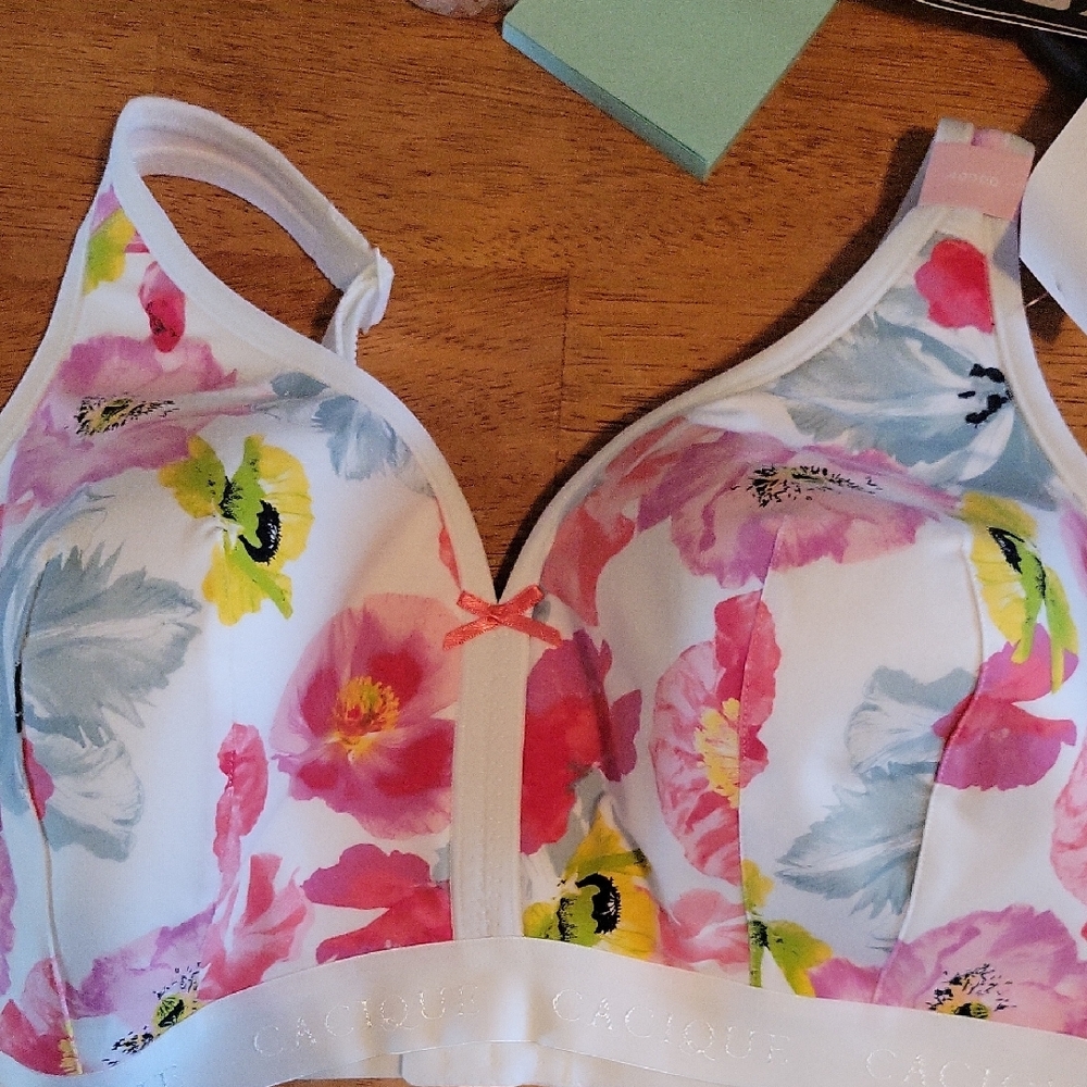 Cacique White and Cream Bra